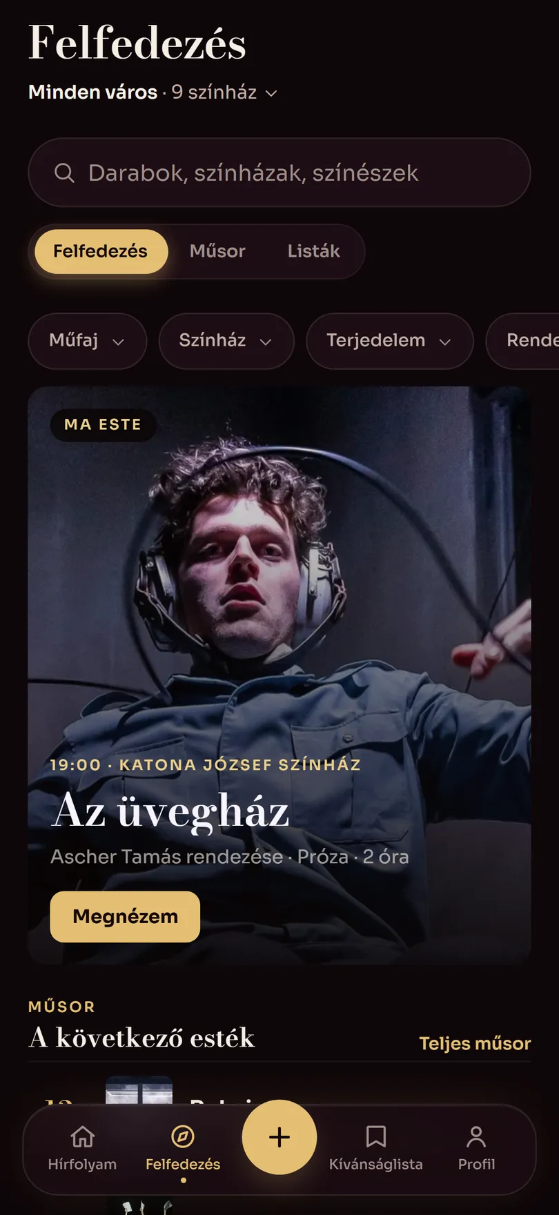 Felfedezés képernyő: a ma esti kiemelt előadás, alatta a következő esték műsora